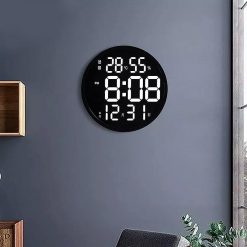 Horloge digitale murale originale sur un mur bleu dans un salon / séjour