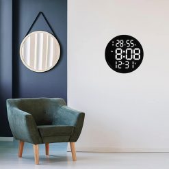 Horloge digitale murale originale dans un salon chic et moderne