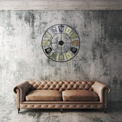 Grande horloge murale 70 cm au dessus d'un canapé vintage