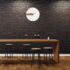 Horloge murale blanche design dans un bar vintage