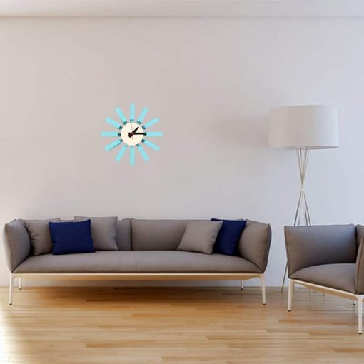 Horloge murale design bleu dans un salon chic et moderne