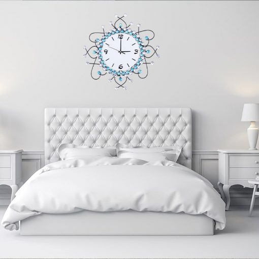 Chambre minimaliste blanche avec une horloge murale originale et design