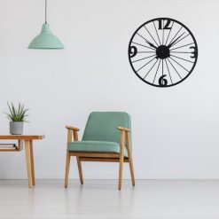 Horloge murale vintage métal dans un espace salon / salle-a-manger