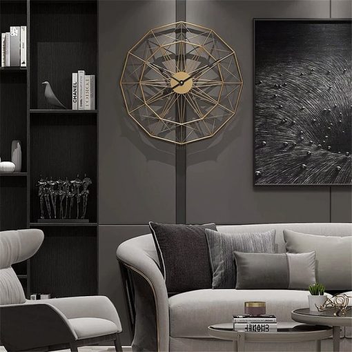 Horloge industrielle murale dans un salon moderne