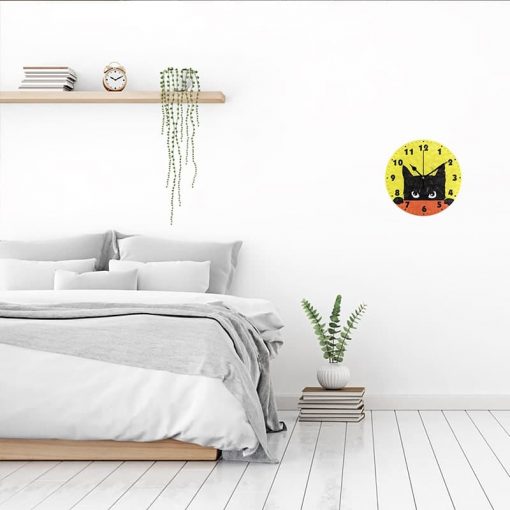 Horloge murale design chat dans une chambre
