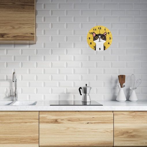 Horloge murale design chat dans une cuisine