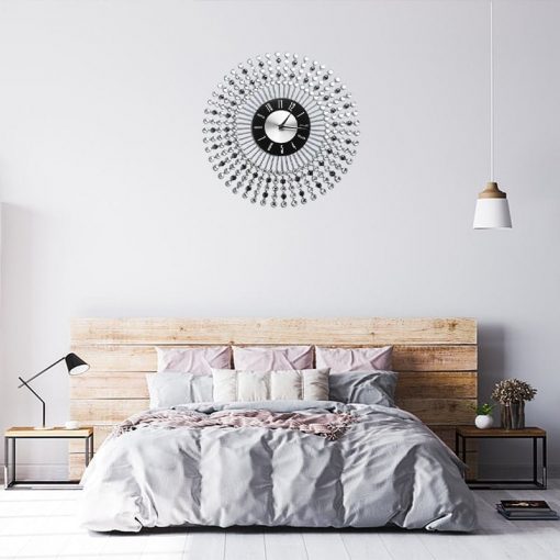 Horloge murale design silver dans une chambre