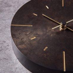Horloge murale en métal vintage avec des aiguilles en or