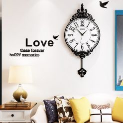 Horloge murale géante vintage dans un salon moderne