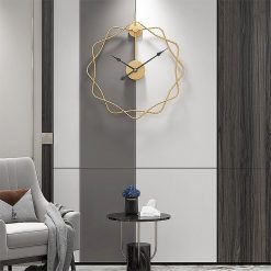 Horloge murale silencieuse design dans un salon moderne