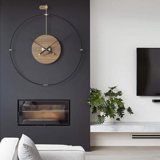 Horloge murale design au style industriel en bois et métal dans un salon