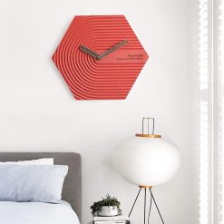 Horloge murale design scandinave rouge dans une chambre moderne