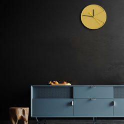 Horloge scandinave murale dans un salon moderne et contemporain