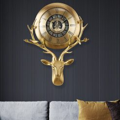 Horloge design haut de gamme dans un salon moderne