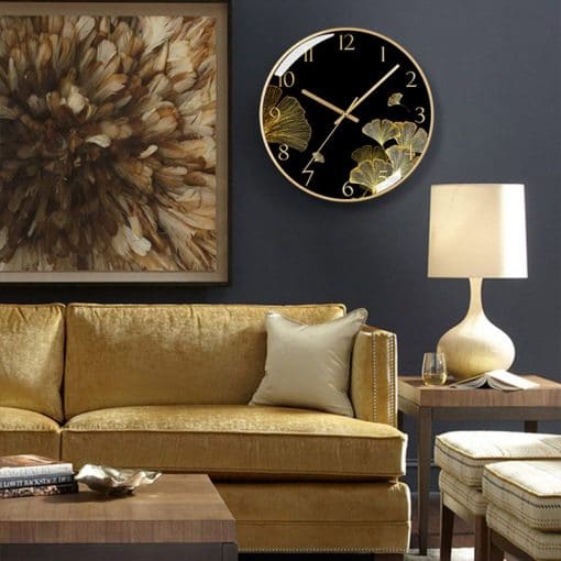 Horloge design en verre dans un salon moderne
