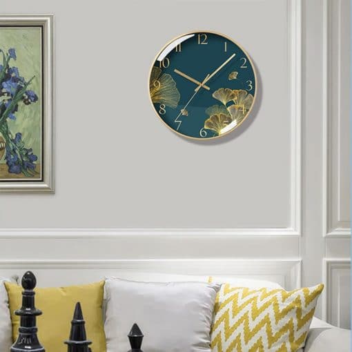 Horloge design en verre dans un séjour moderne