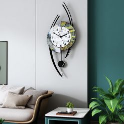 Horloge murale style originale dans un salon