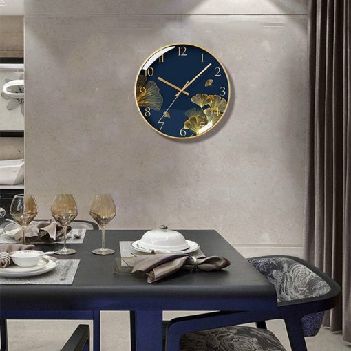 Horloge murale verre design dans une salle à manger