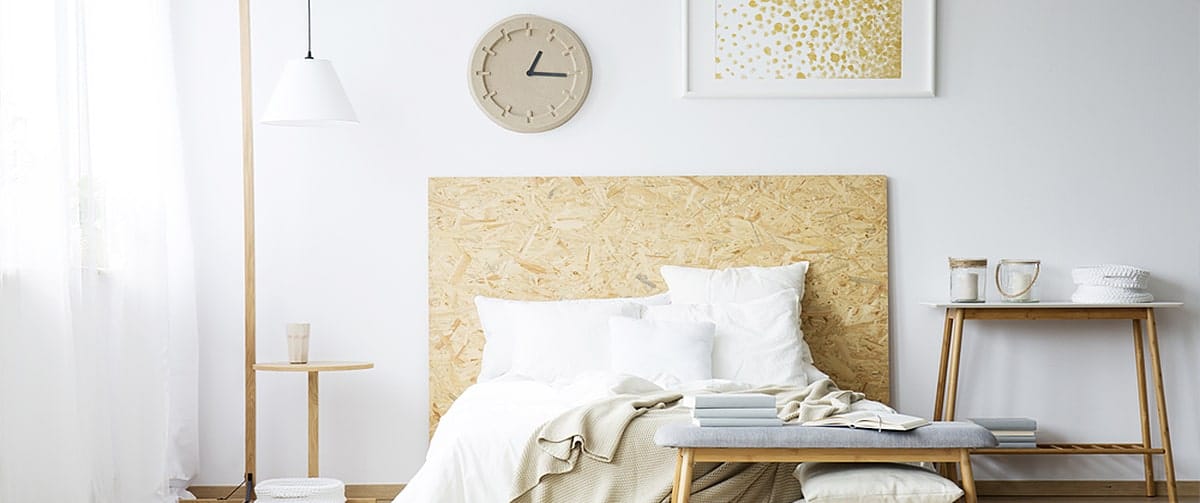 Horloge murale en papier dans une chambre avec des meubles de récupération