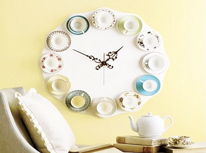 Horloge murale fabriquée à partir de tasses de thé