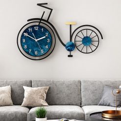 Horloge murale originale avec un grand vélo suspendue au-dessus d'un canapé