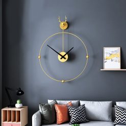 Horloge murale en fer forgé dans un salon au style design