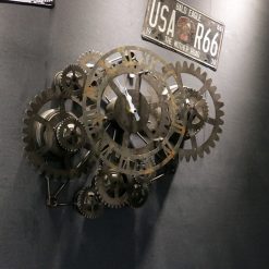 Horloge murale industrielle avec engrenages et rouages en métal